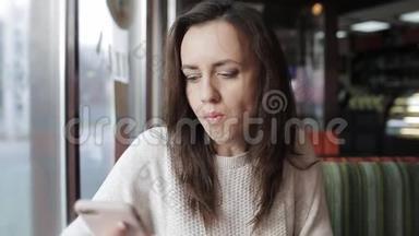 一个女人在<strong>咖啡</strong>馆里吃披萨，用手机社交和电子邮件。 晚餐和<strong>网页</strong>浏览